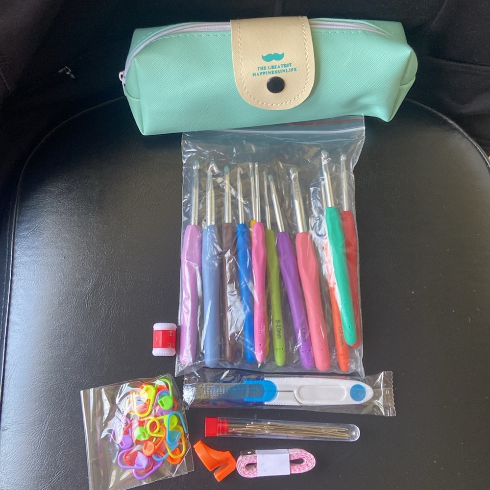 🌺Crochet Hooks Ergonomic Soft Handle Rubber Grips Aluminum Needles 12-Piece NEW - Picture 1 of 3